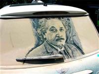 Vẽ tranh bằng bụi trên xe hơi