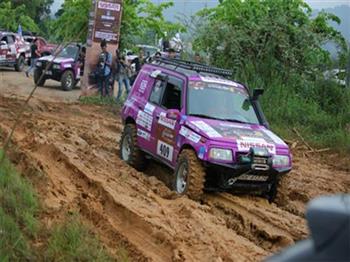 Tài xế Việt lấm bùn tranh tài off-road tại giải đua xe địa hình