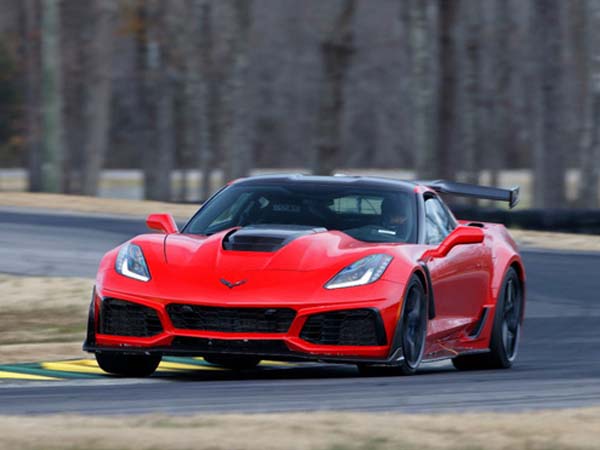 Chervolet Corvette ZR1 2019 đánh bại siêu xe Ford GT trên đường đua Virginia 1