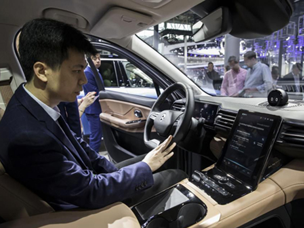 Một khách tham quan ngồi trong chiếc NIO ES8 tại triển lãm ôtô Bắc Kinh. Ảnh: Qilai Shen/Bloomberg