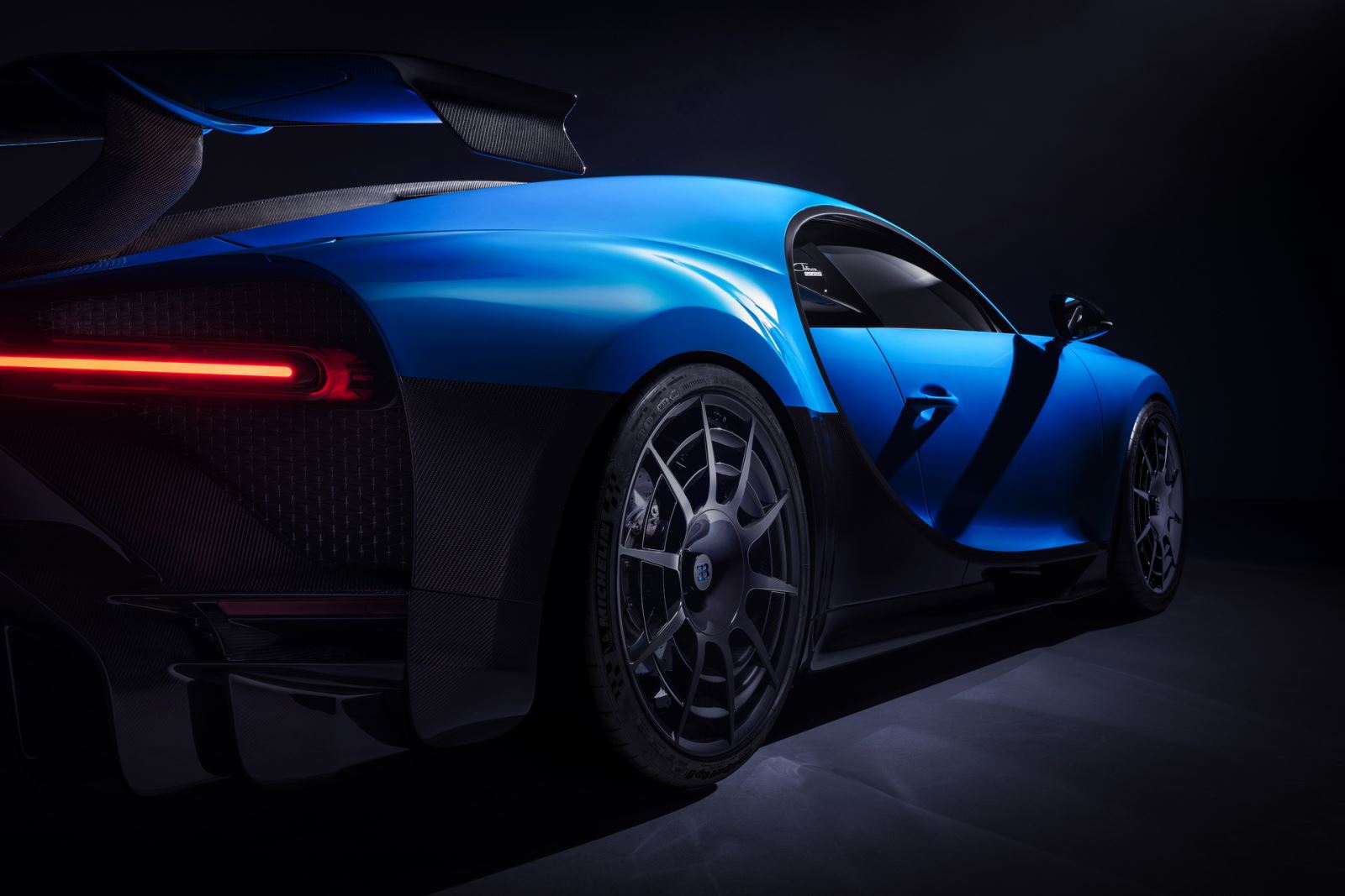 Soi chi tiết siêu xe Bugatti Chiron Pur Sport giá gần 4 triệu USD 6