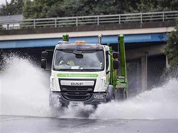 Kinh nghiệm lái xe tải an toàn khi trời mưa bạn cần biết
