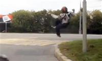 Biker đập trúng bê tông sau va chạm