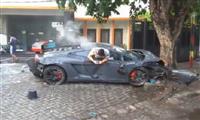 Siêu xe Lamborghini đâm người đi bộ ở Indonesia