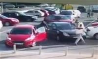 Va chạm trong bãi đỗ, tài xế nổi điên húc bẹp xe đối thủ