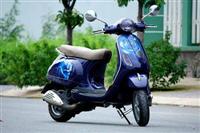 Vespa hoa hồng xanh kiêu kỳ tại Sài Gòn