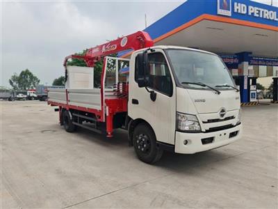 Xe tải Hino XZU730 gắn cẩu Unic 3 tấn 5 đốt URV345 (có giỏ nâng người làm việc trên cao)