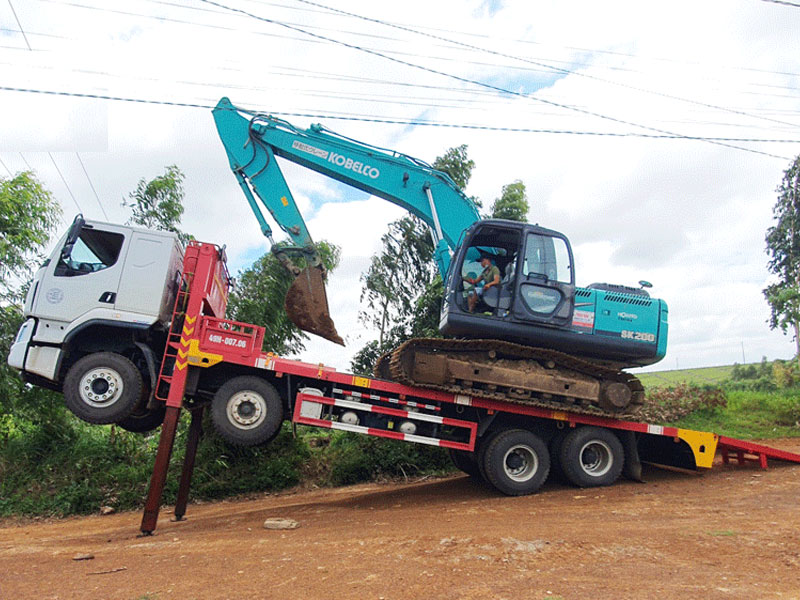 Xe tải Chenglong H5 4 chân nâng đầu chở máy công trình