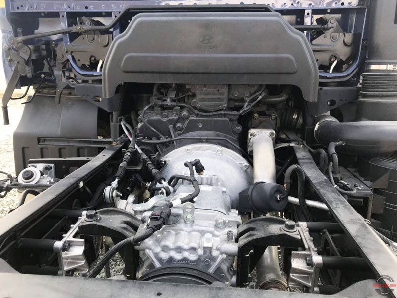 Xe nâng đầu chở máy công trình 7 tấn Hyundai Mighty 110SL - động cơ
