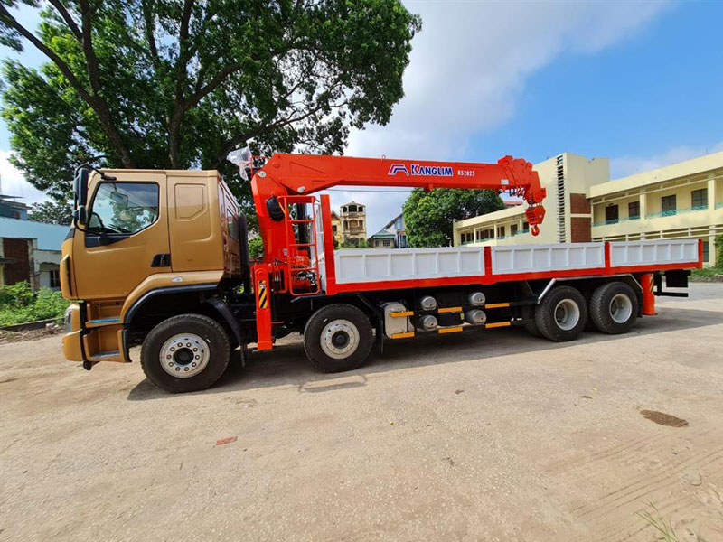 Xe tải 4 chân Chenglong H5 đáp ứng đầy đủ các yêu cầu về xe tải gắn cẩu lớn